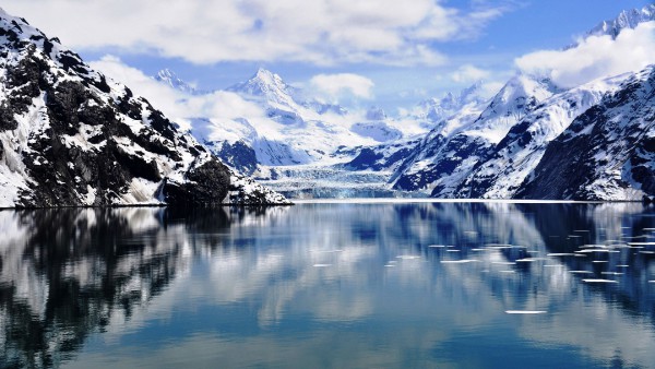 glaciar lake in the mountains wallpaper 2880x1620
